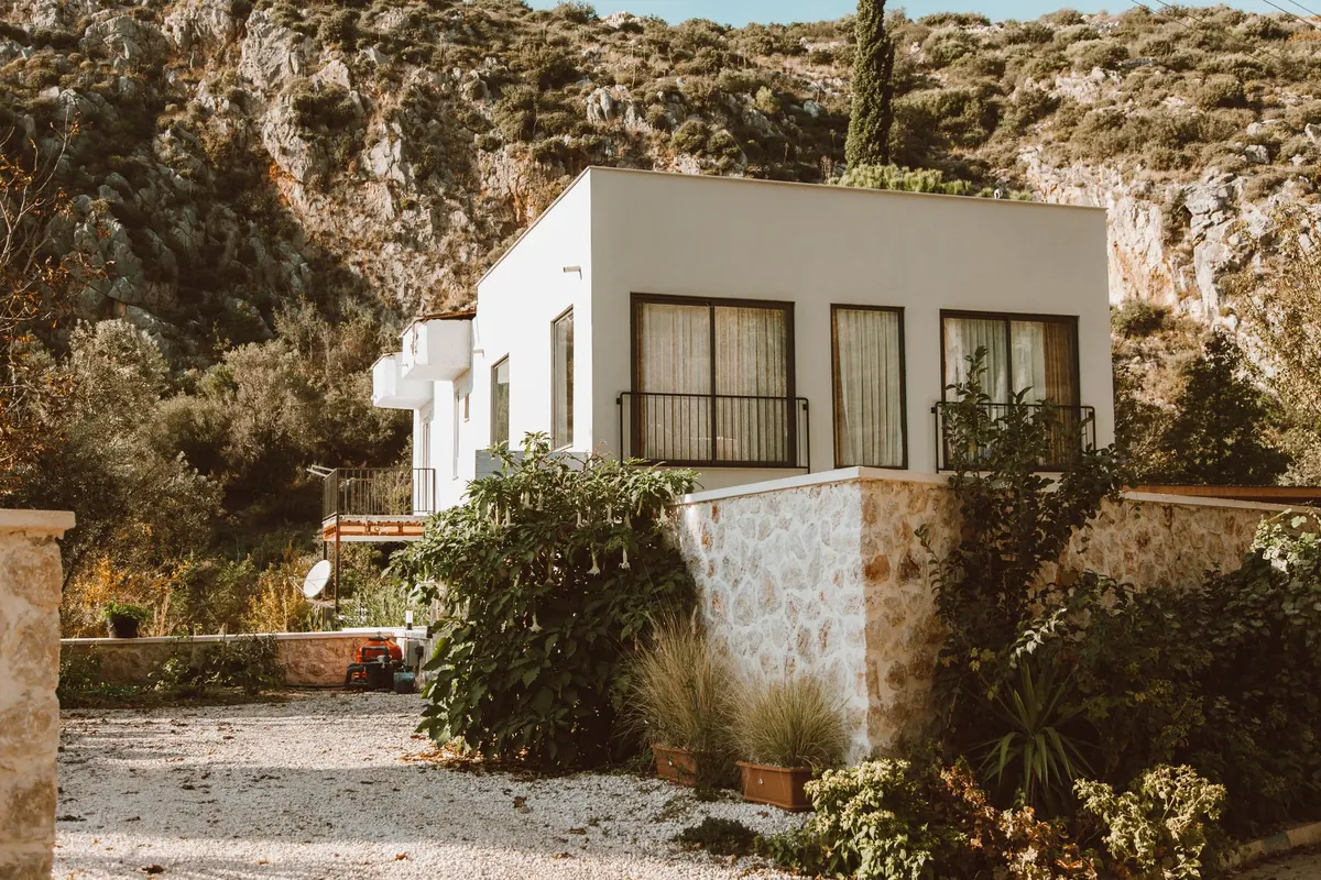 Render, Cladding or Brick: Choosing an Exterior Wall Finish for British Weather